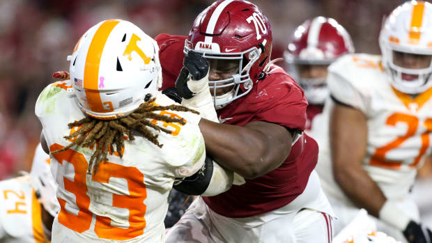 Alabama Crimson Tide offensive lineman Javion Cohen (70) blocks Tennessee Volunteers linebacker Jeremy Banks (33) at Bryant-Denny Stadium. Alabama won 52-24.